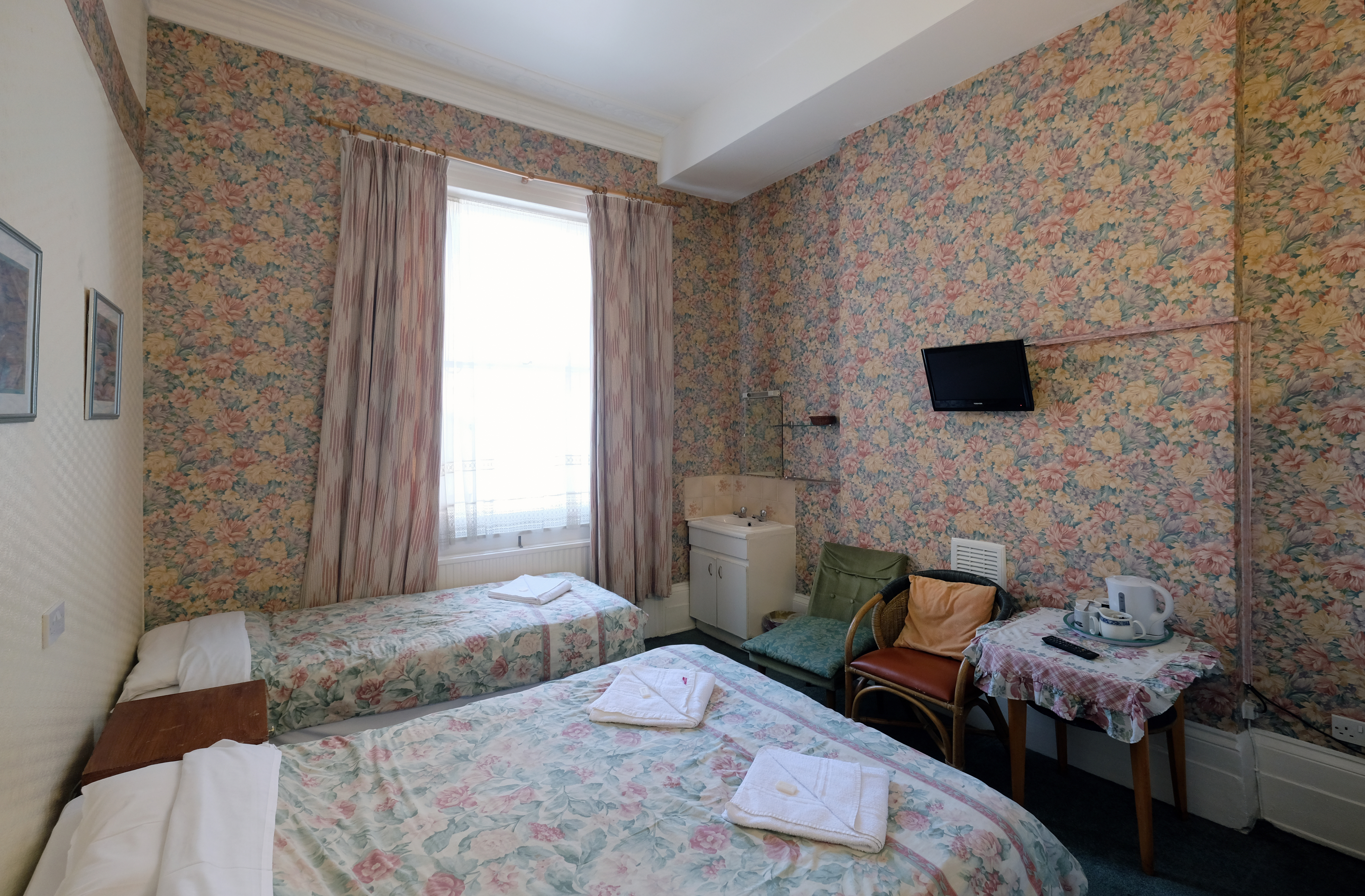 A triple room with ensuite bathroom in Paddington. London budget rooms.