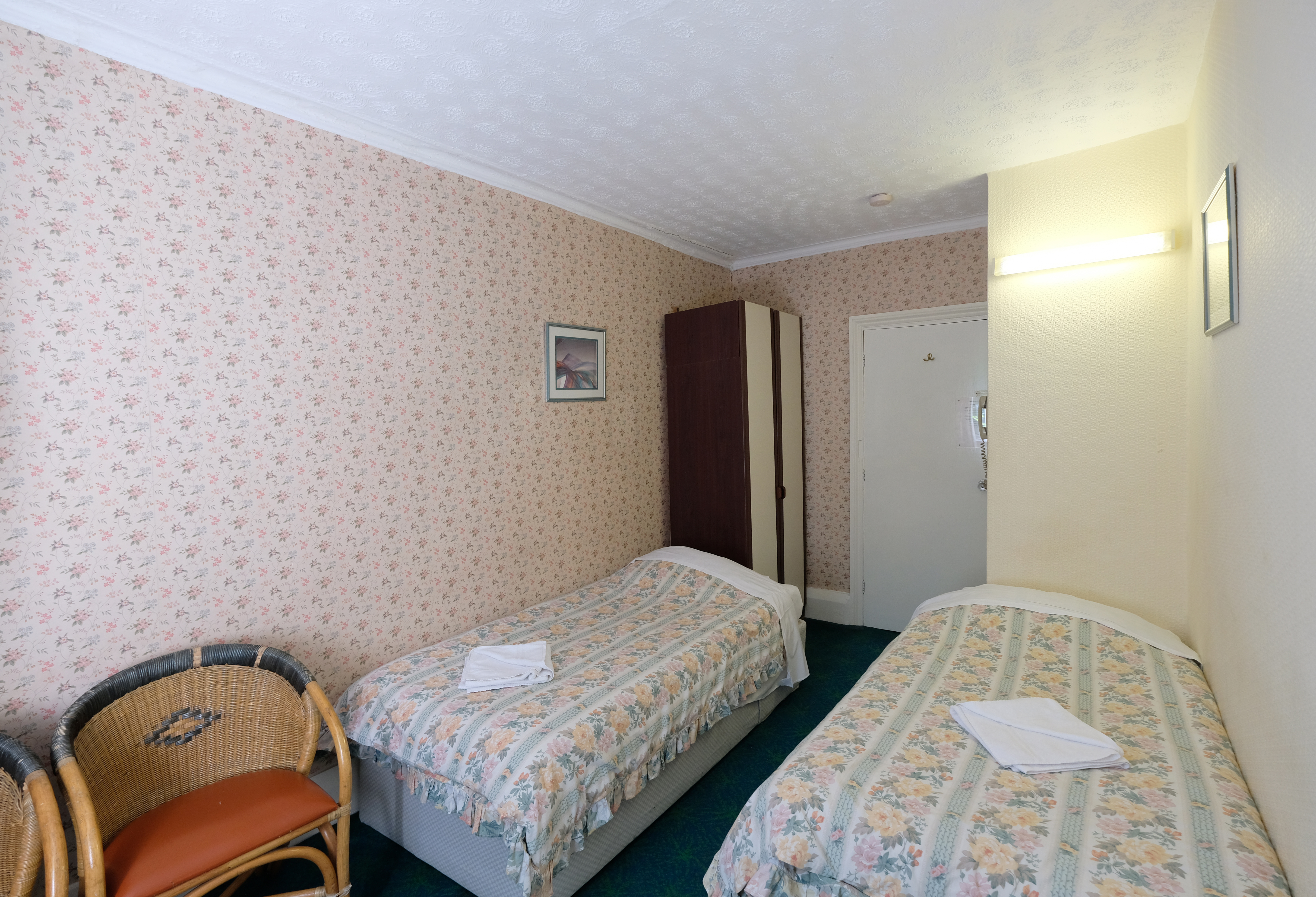 A twin room with shared bathroom in Paddington. London budget rooms.