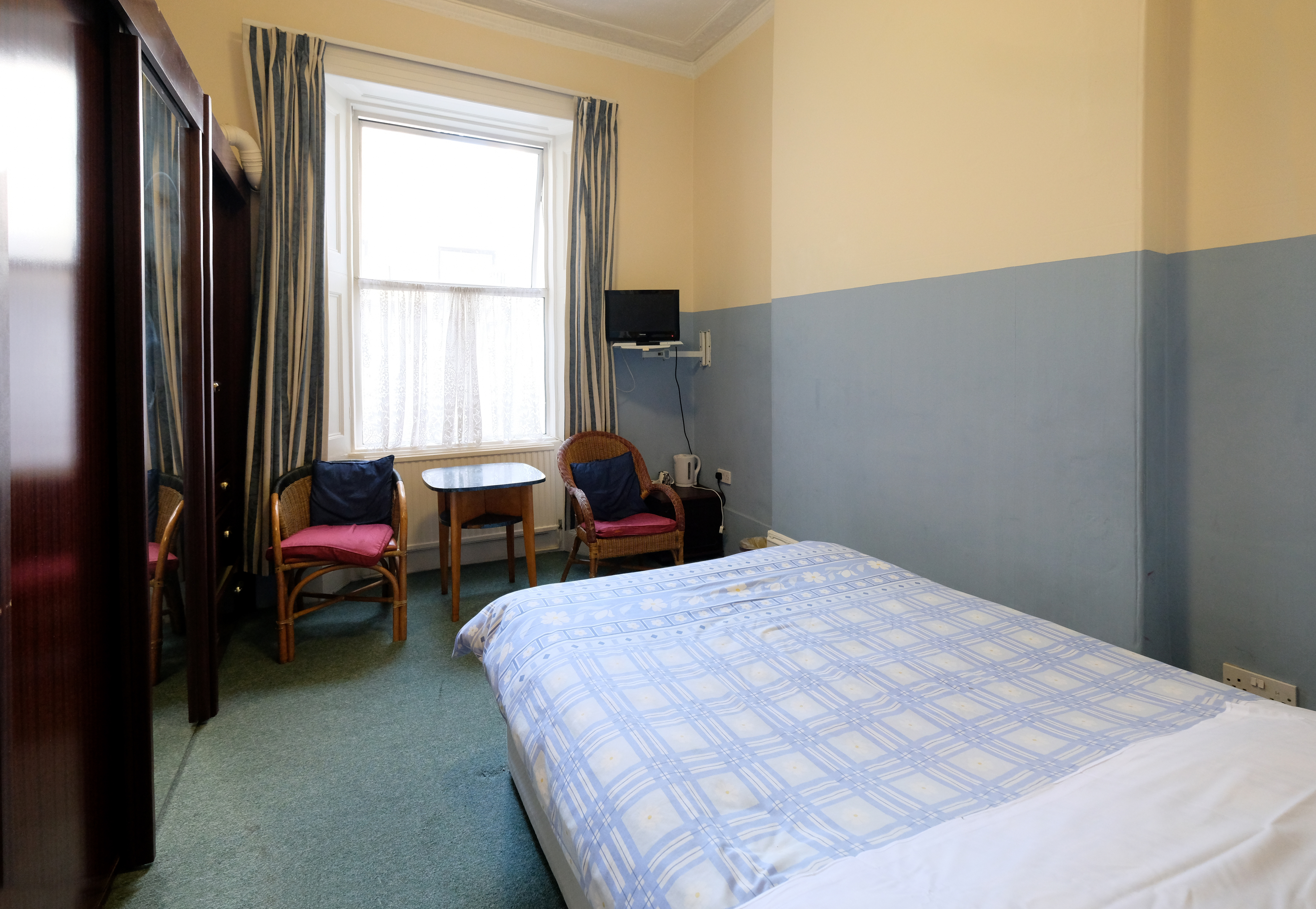 A double room with ensuite bathroom in Paddington. London budget rooms.