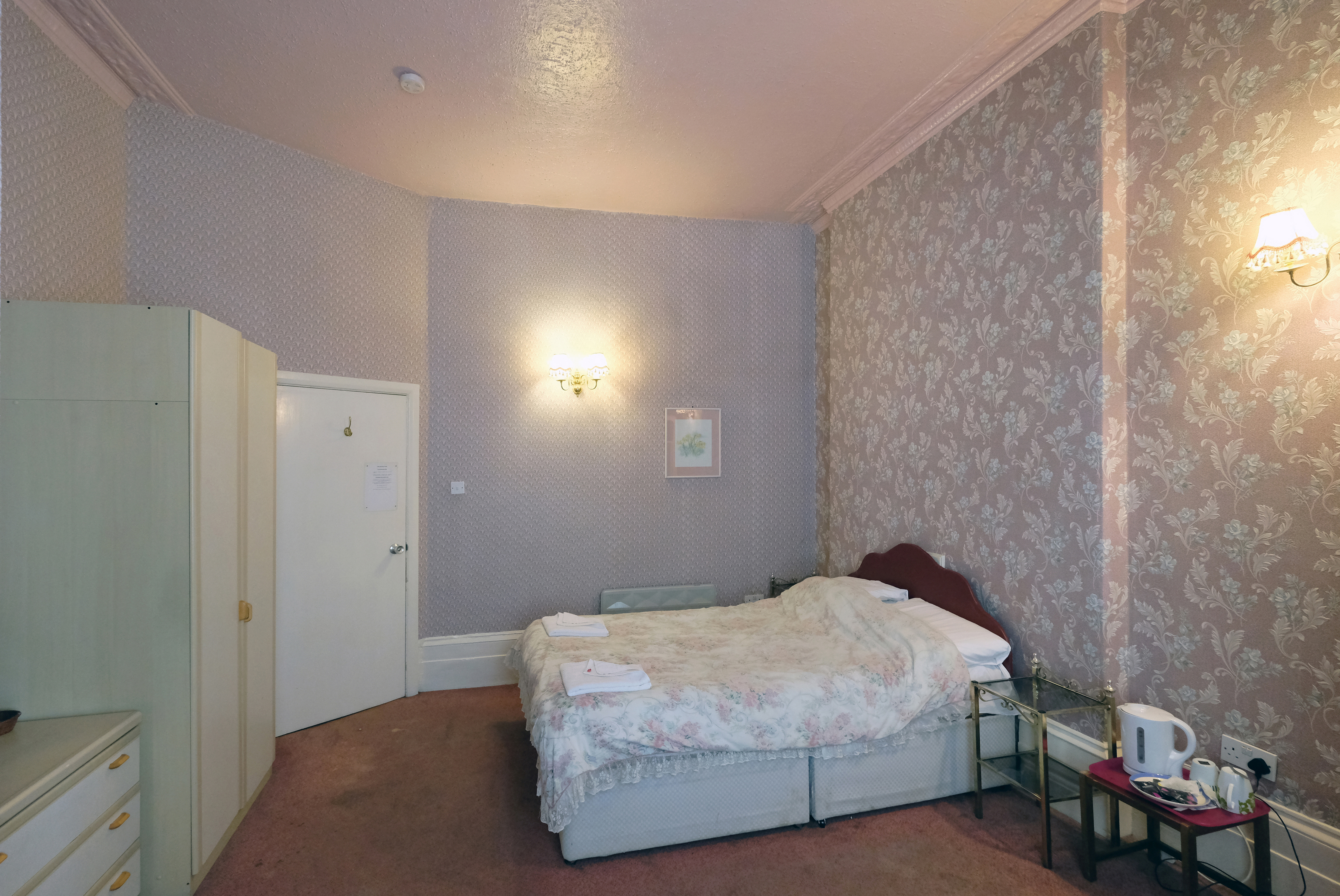 A double room with ensuite bathroom in Paddington. London budget rooms.