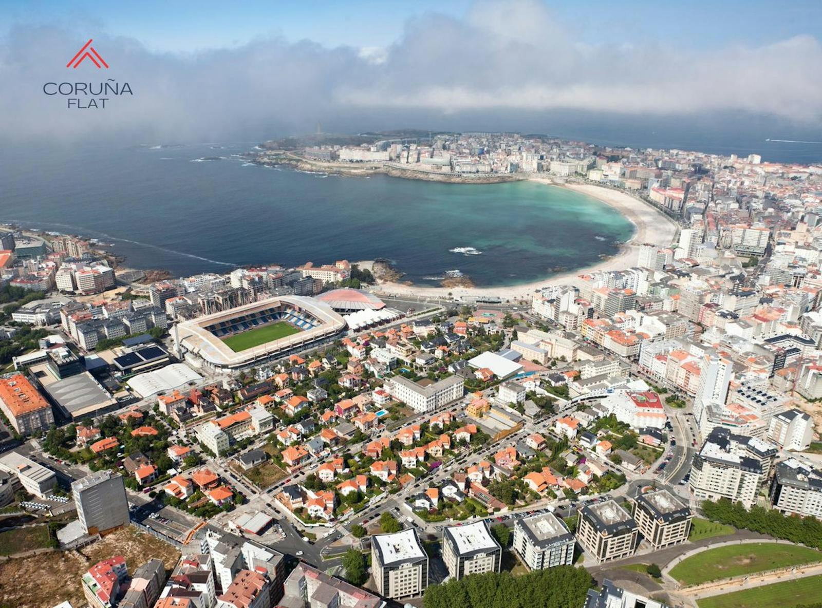 Vista aérea de A Coruña con la bahía y la playa de Riazor