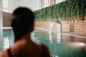 Pessoa na piscina interior aquecida Lamego Hotel & Life Spa By L'Occitane