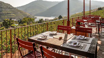 Restaurante com paisagem para o Douro