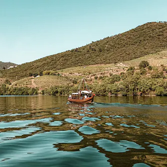 Barco rabelo no rio Douro