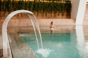 Pessoa na piscina interior aquecida do Lamego Hotel & Life Spa By L'Occitane