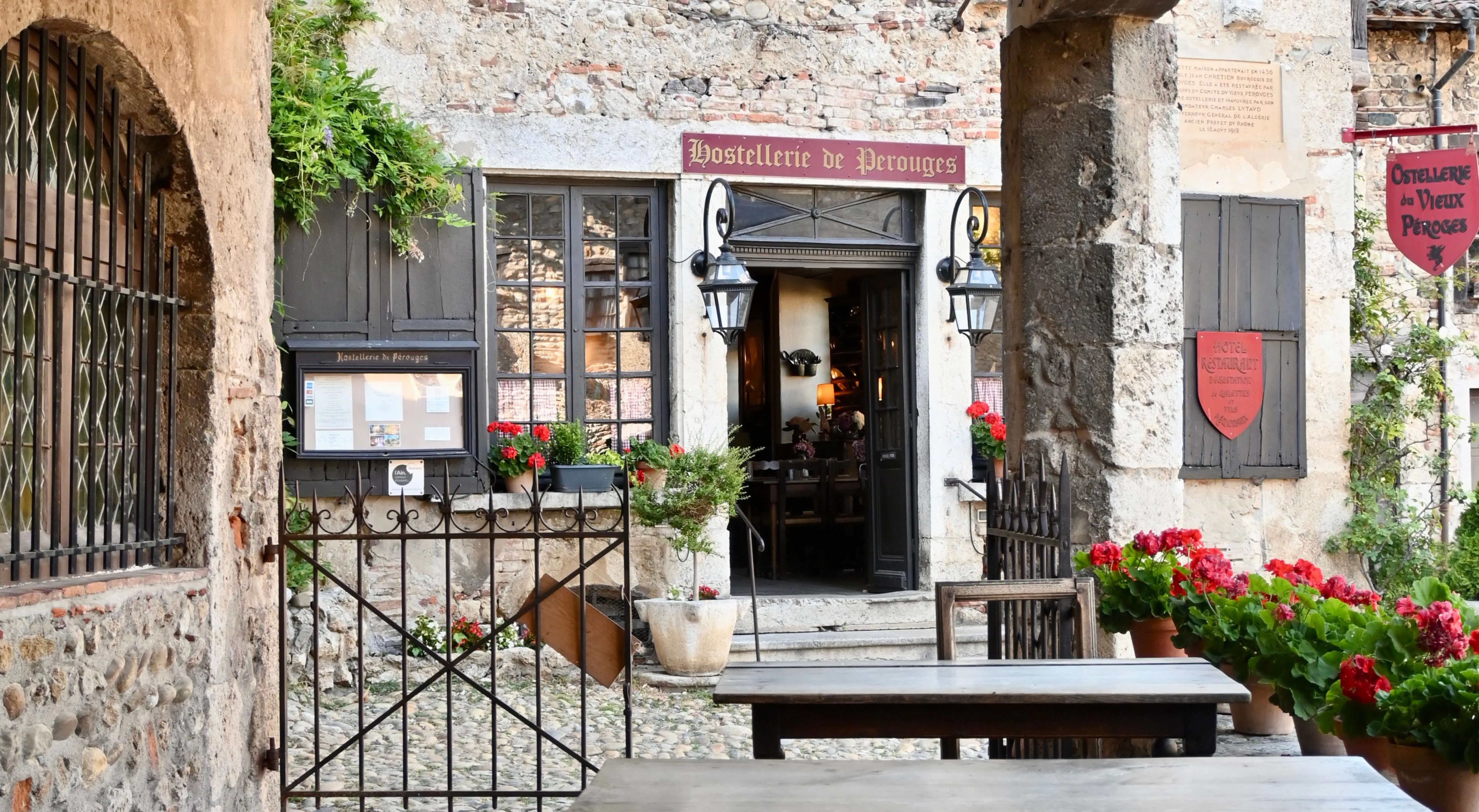 Home | Hostellerie du Vieux Pérouges