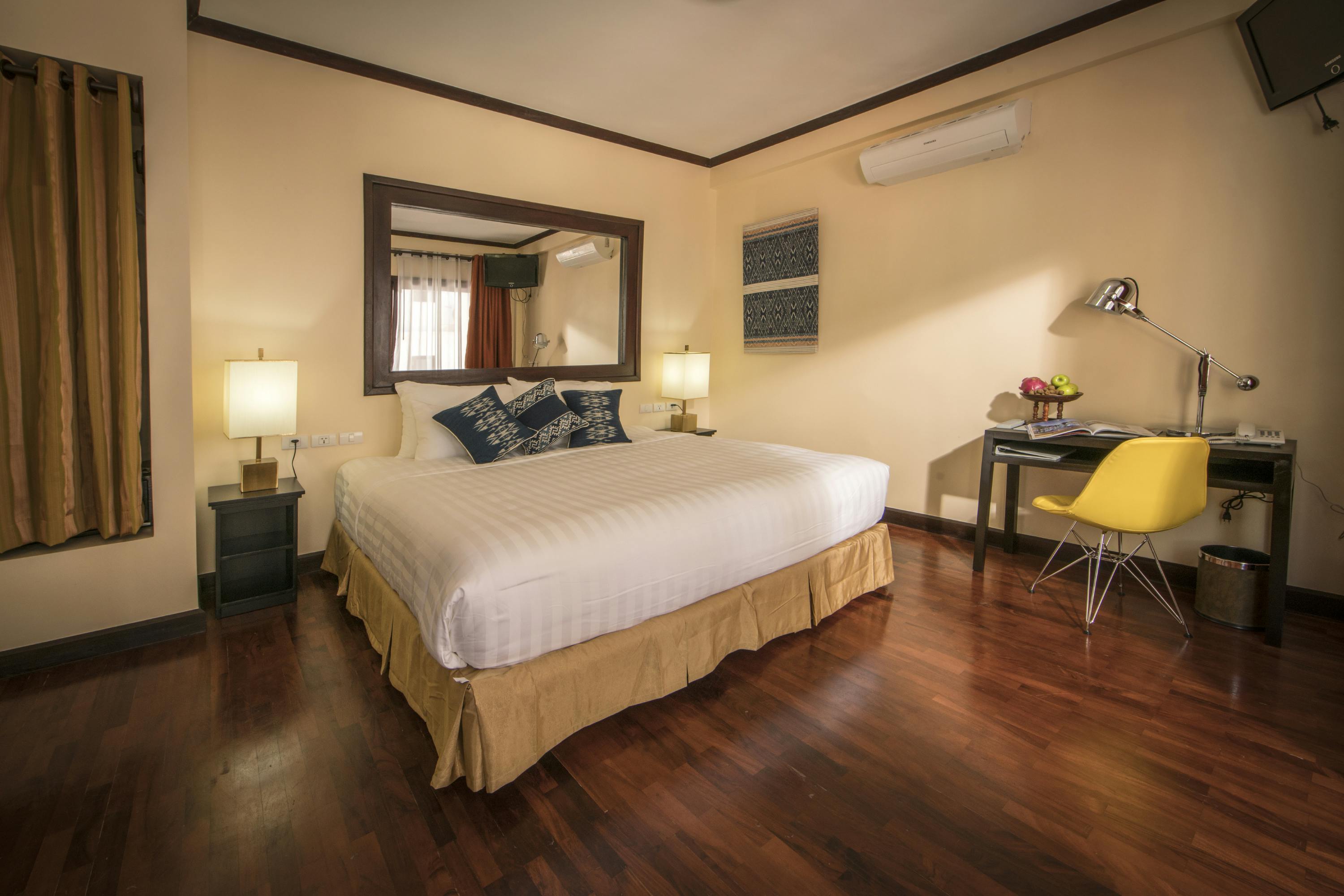 Parasol Blanc Hotel Superior Room King bed