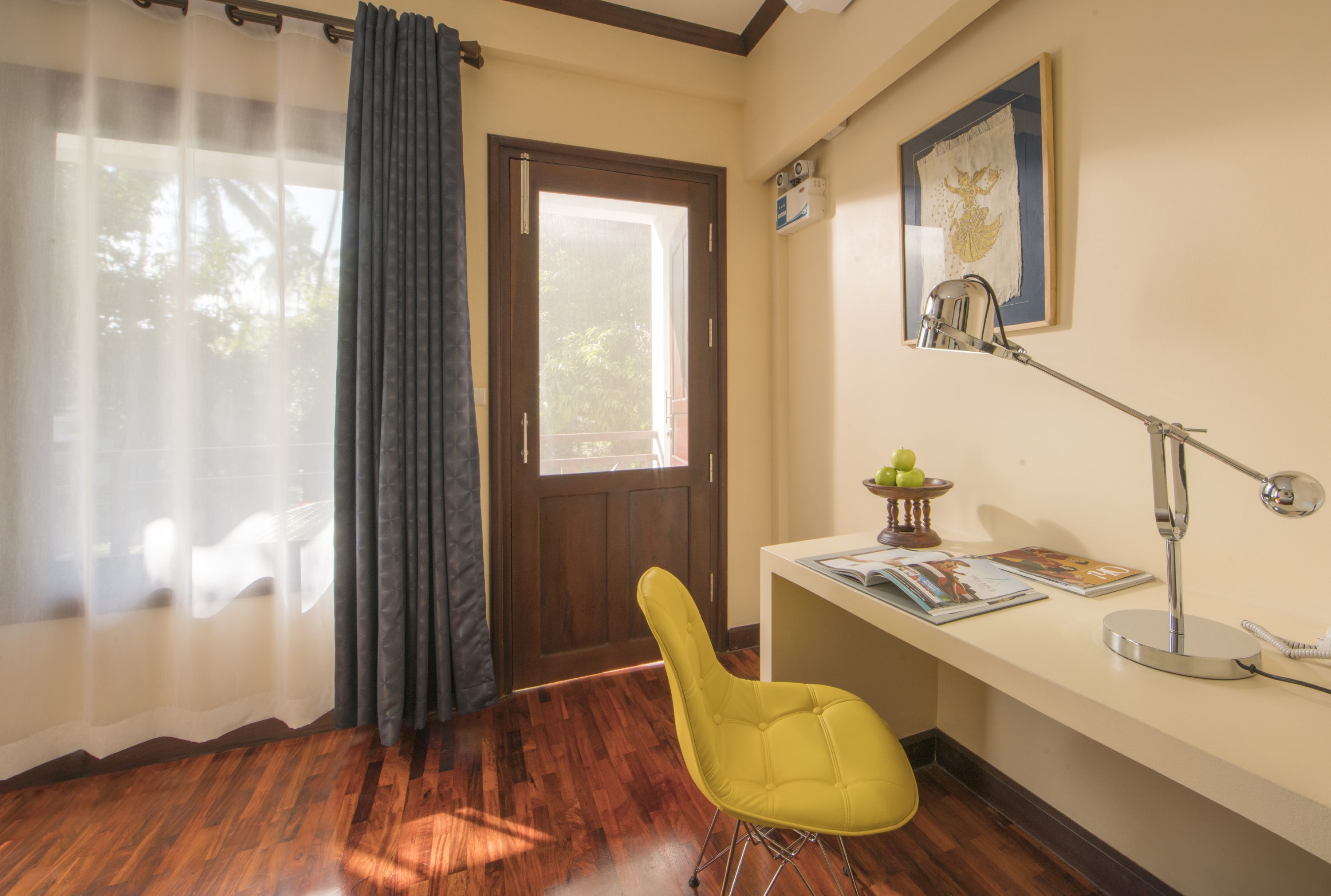 Parasol Blanc Hotel classic room desk and chair