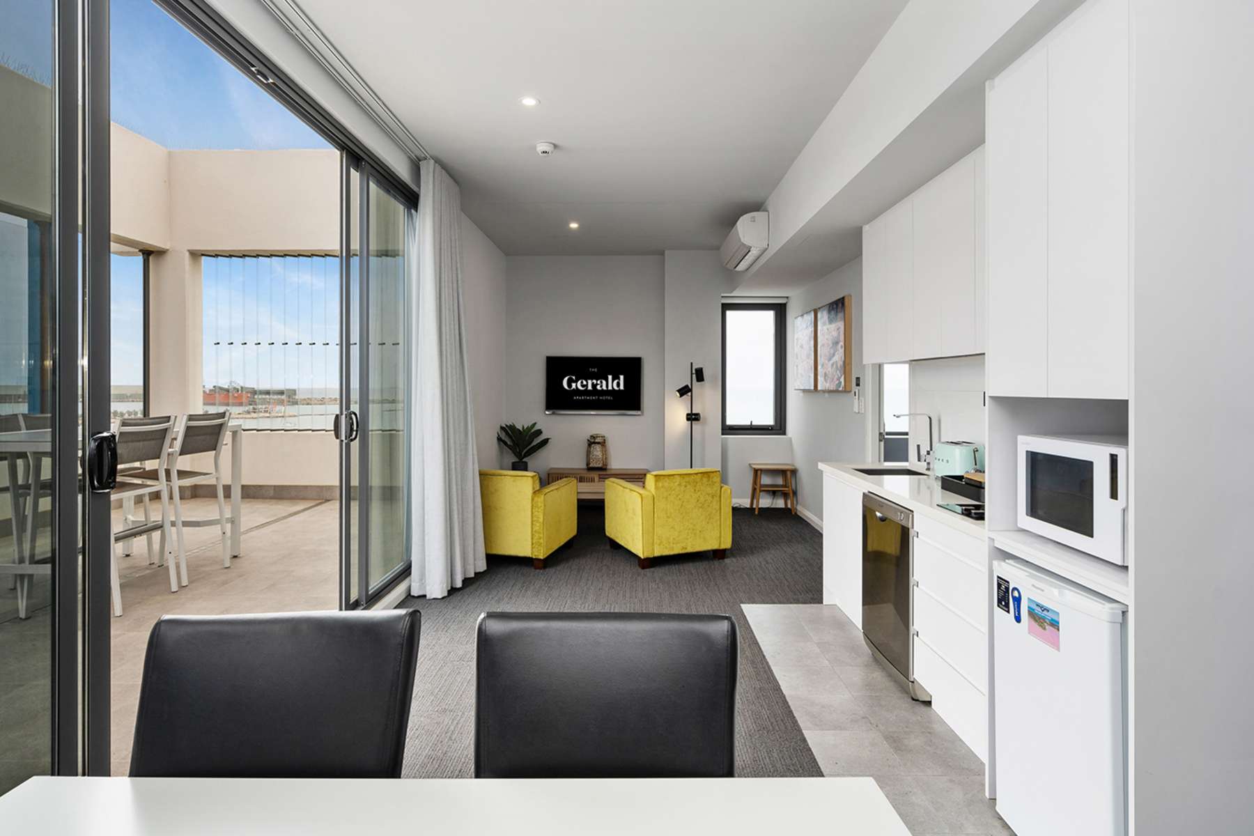 Luxury 1 bedroom apartment, kitchen & living area