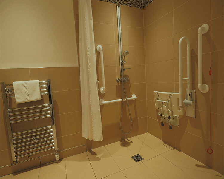 Caladh Inn Accessible Bathroom