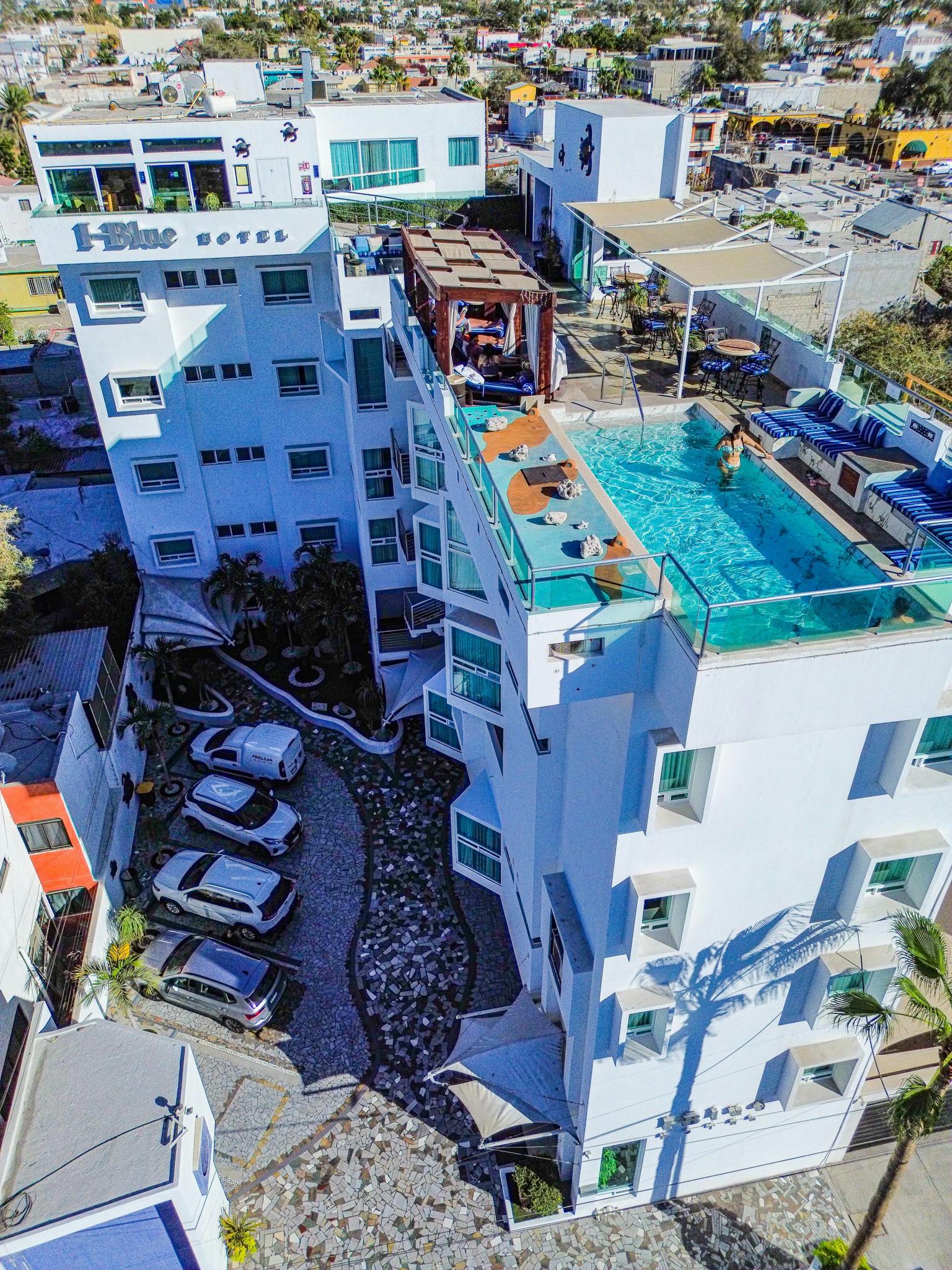 Terraza con alberca - Hotel HBlue