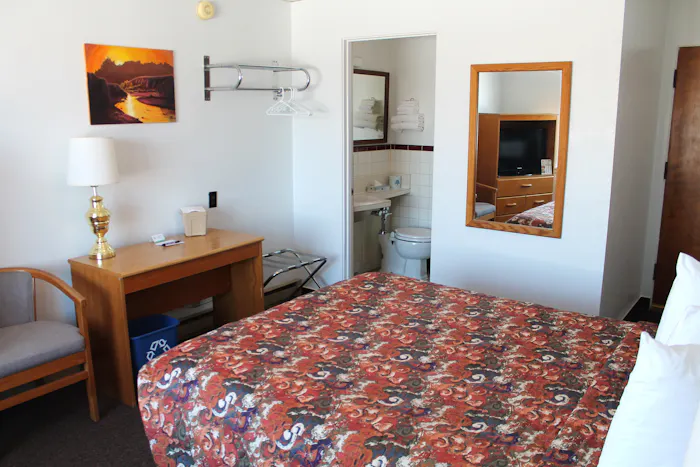 1 Queen Bed