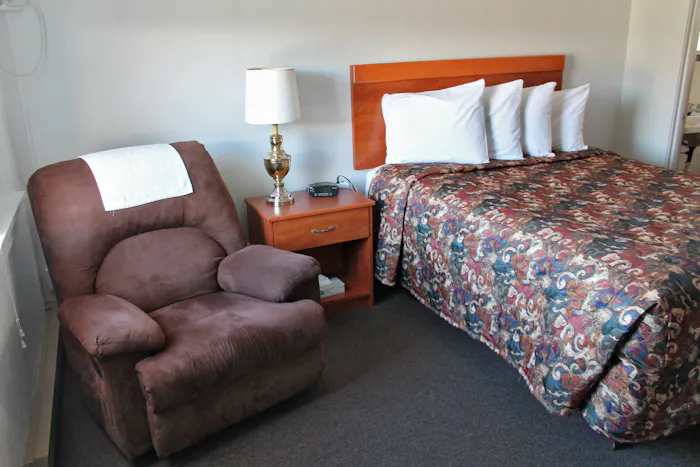 1 Queen Bed