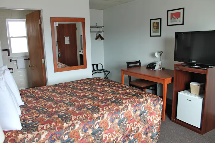 1 Queen Bed