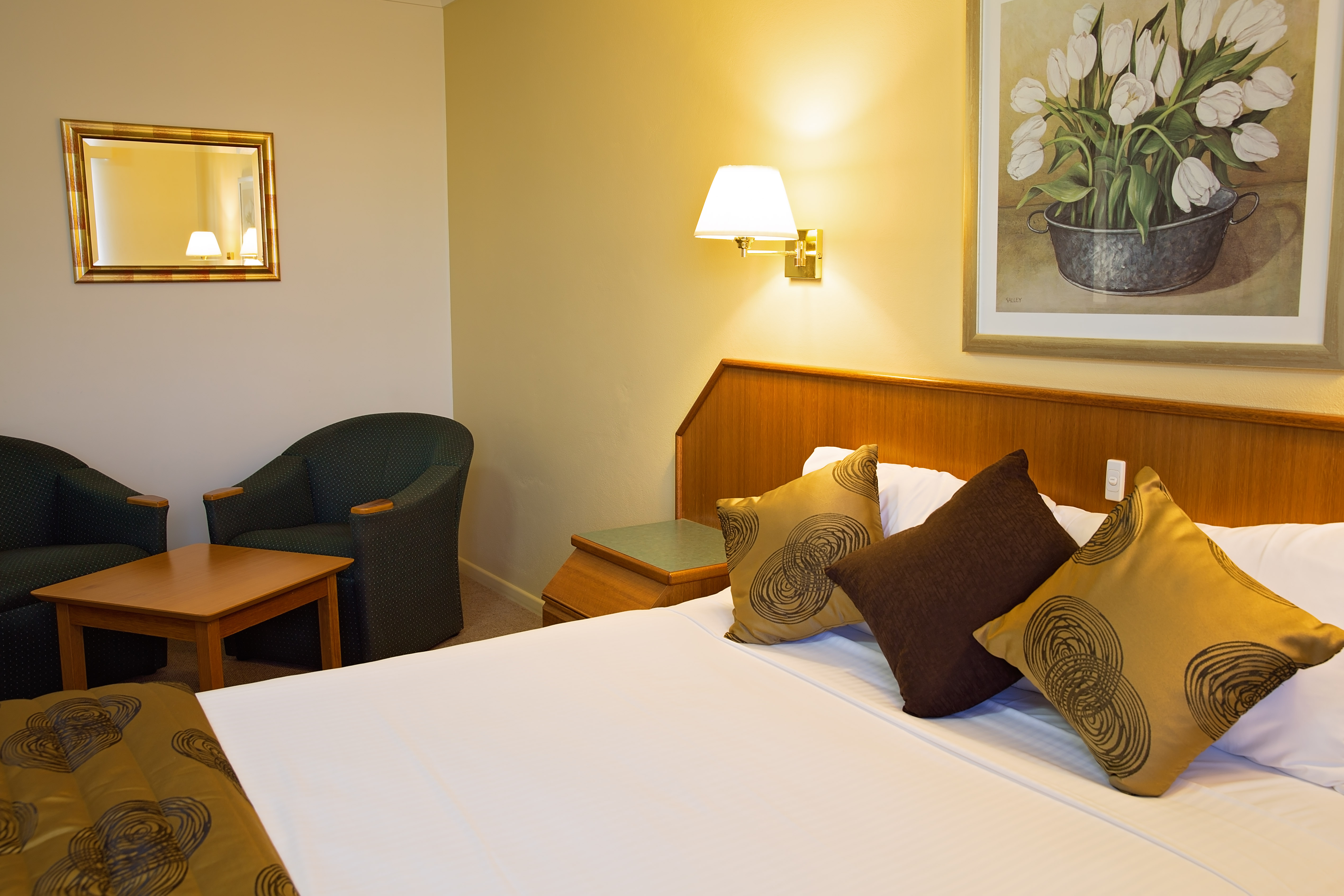 Superior Spa Room White Lace Motor Inn Mackay