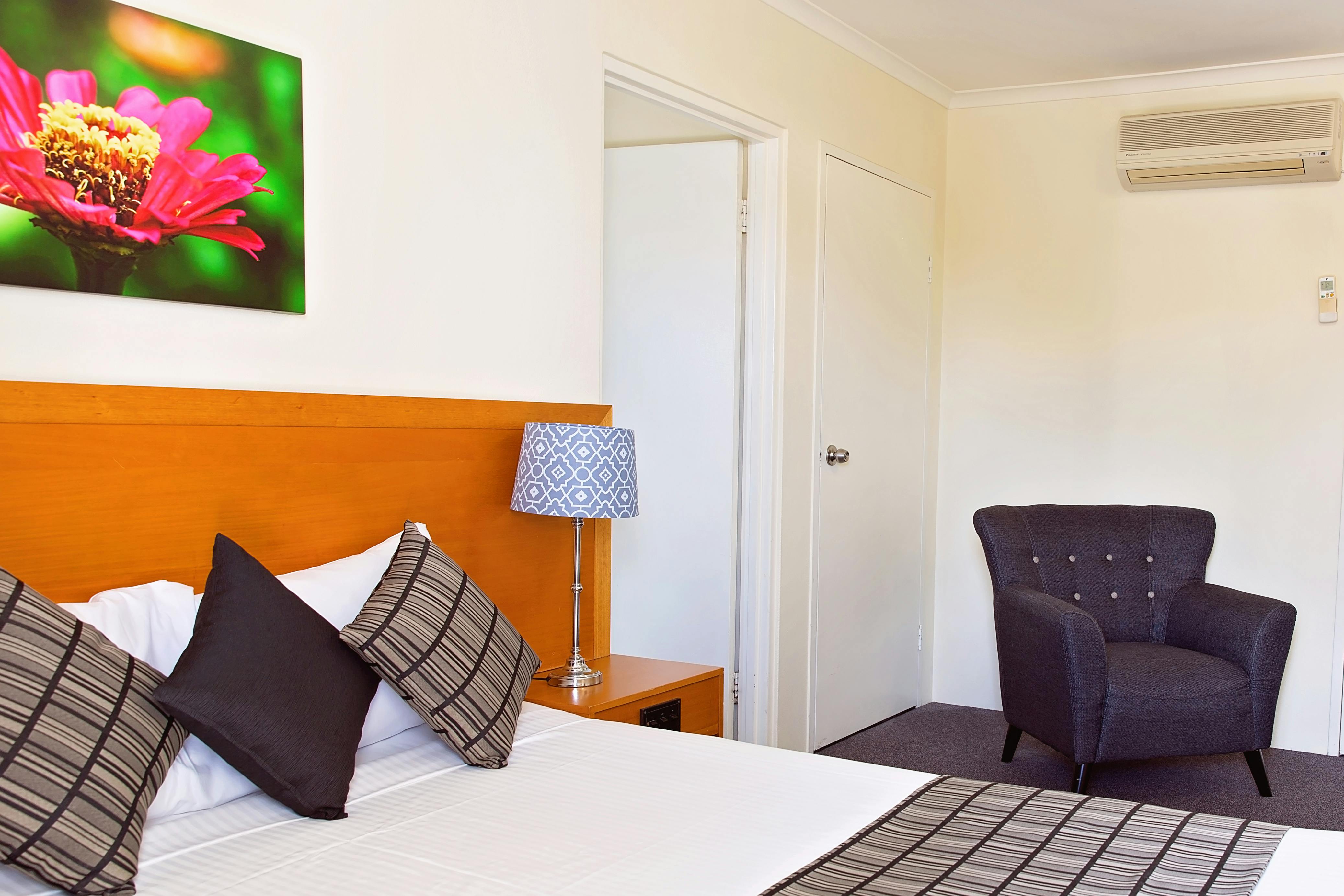 Two Bedroom Family Room White Lace Motor Inn Mackay, Best Room Rates Mackay