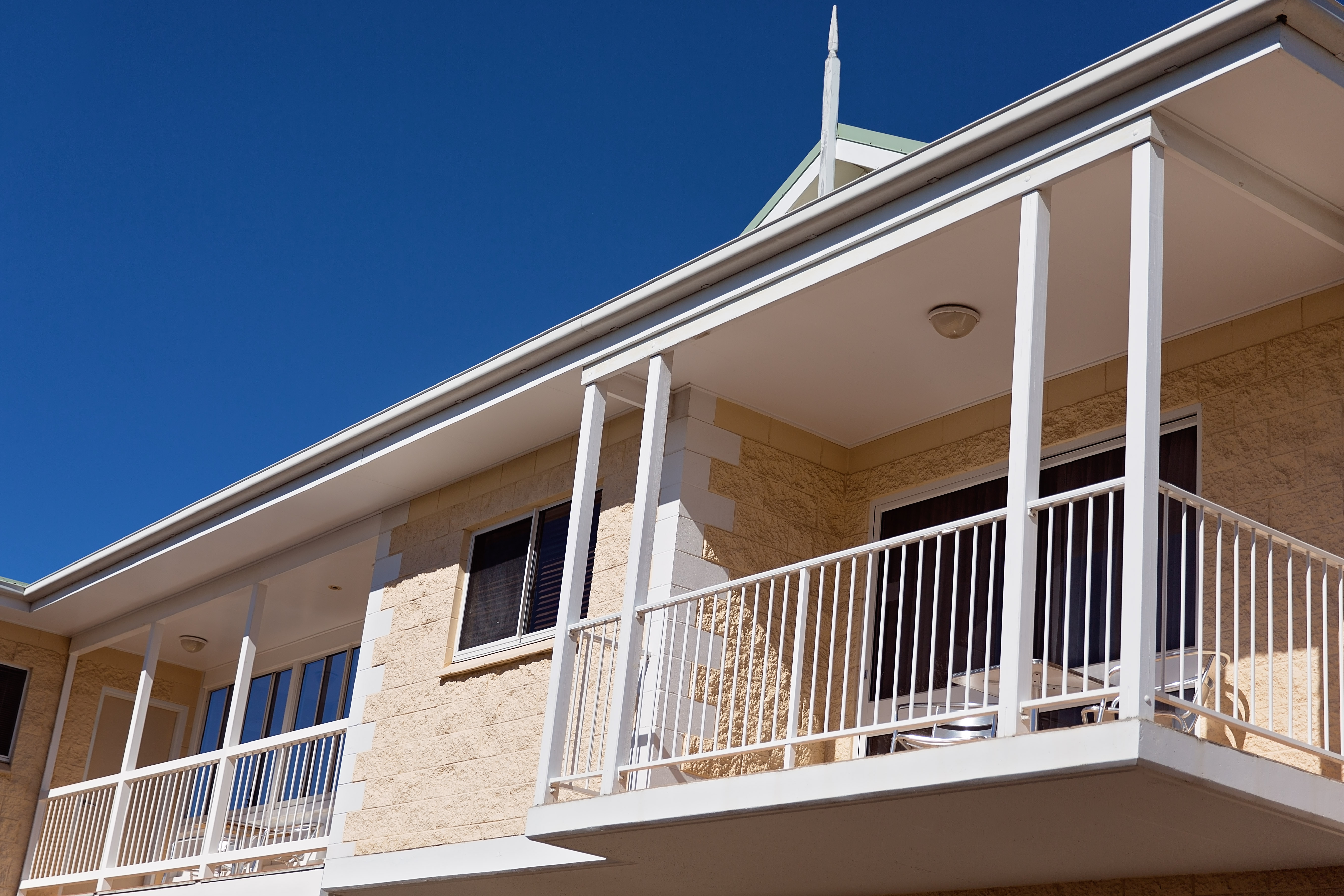 Balcony Maxi Family Room White Lace Motor Inn Mackay