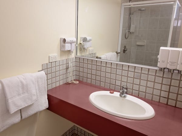 Bathroom Courtyard Rooms White Lace Motor Inn Mackay