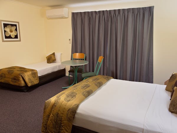 Superior Spa Room White Lace Motor Inn Mackay, Experience comforts of your own home