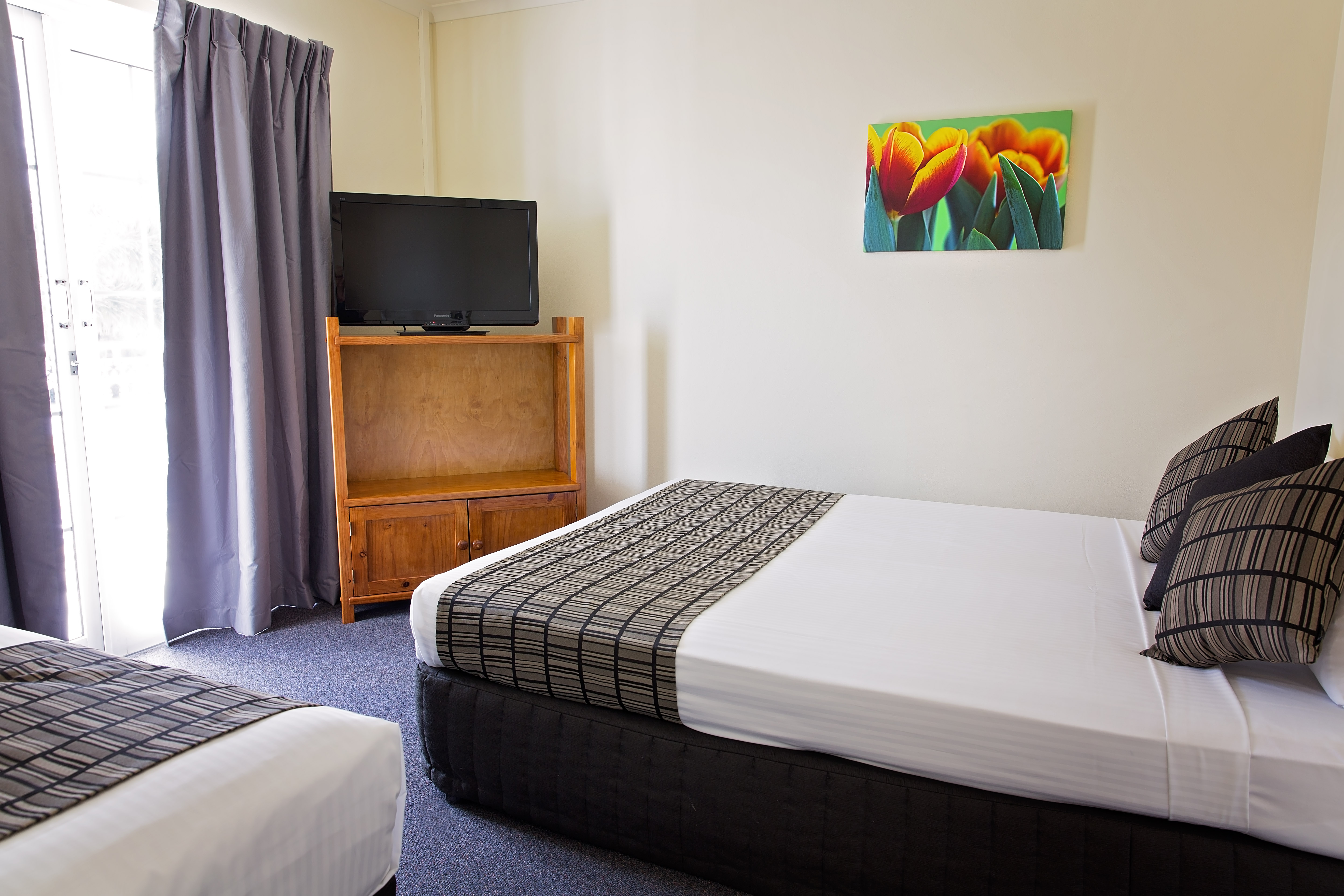 Two Bedroom Family Room White Lace Motor Inn Mackay