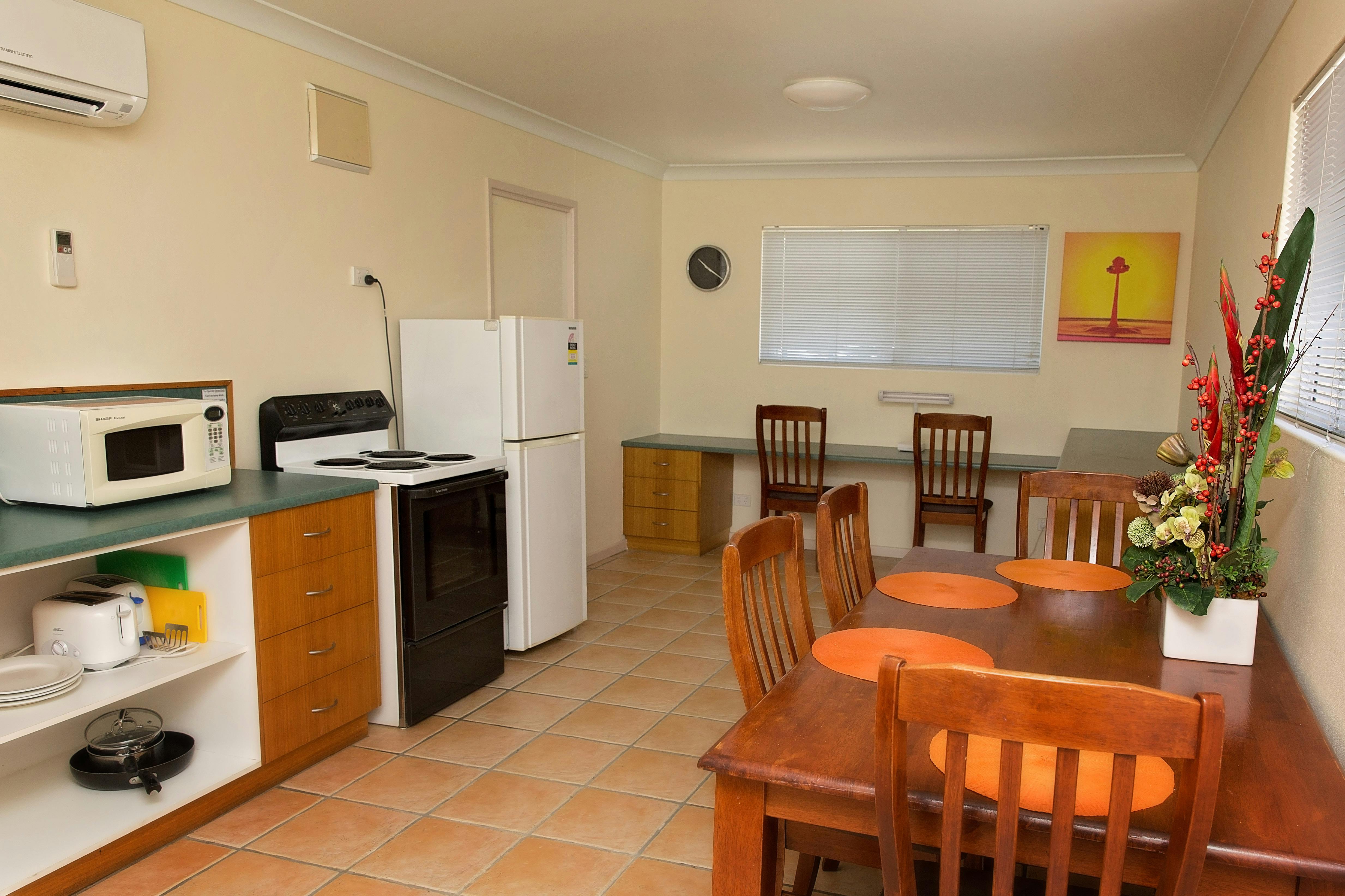 Kitchen Family Room with Kitchen White Lace Motor Inn Mackay, Self-Contained Rooms