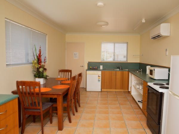 Kitchen Family Room with Kitchen White Lace Motor Inn Mackay, Comfortable Rooms