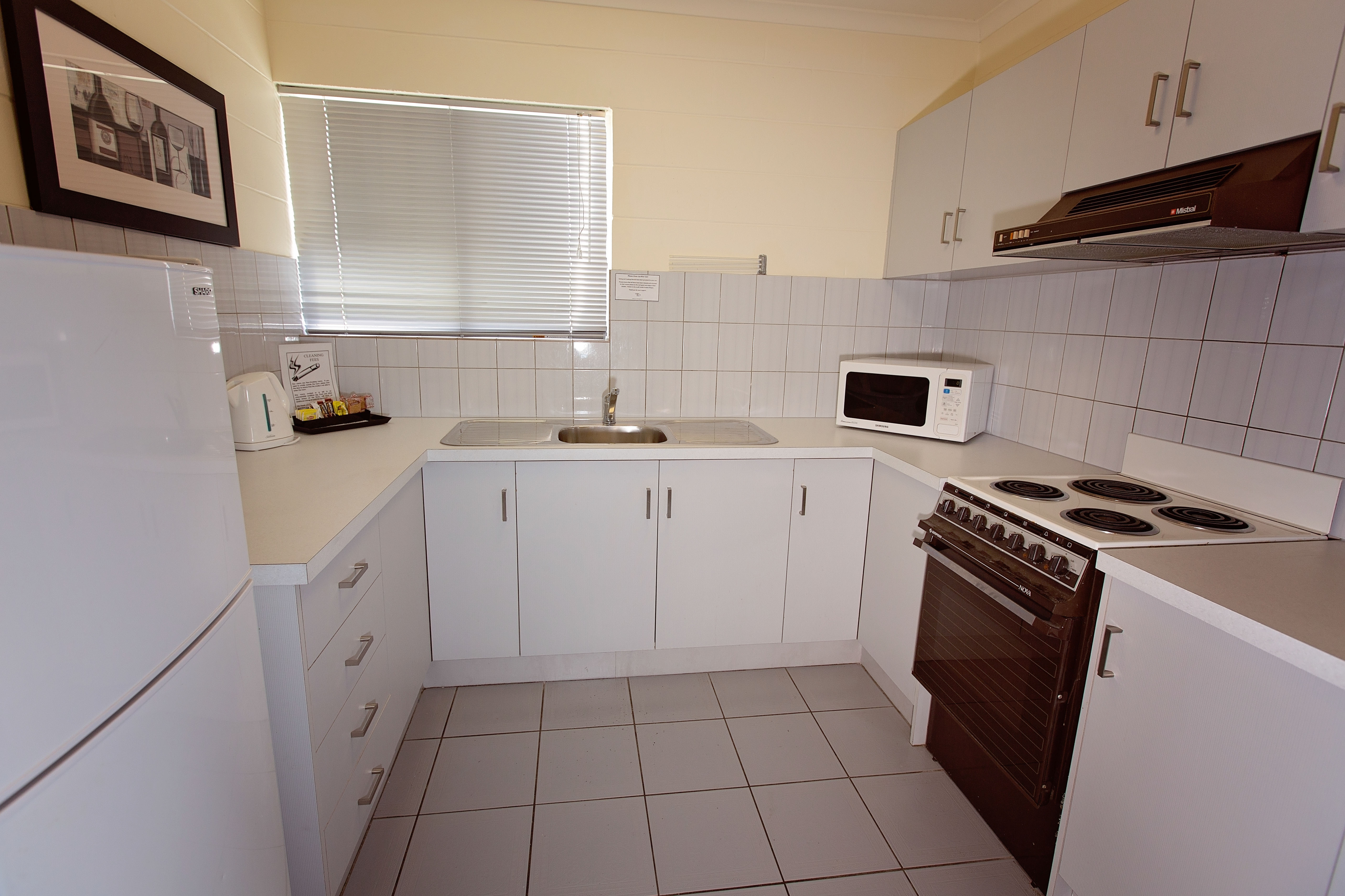 Kitchen Apartment White Lace Motor Inn Mackay