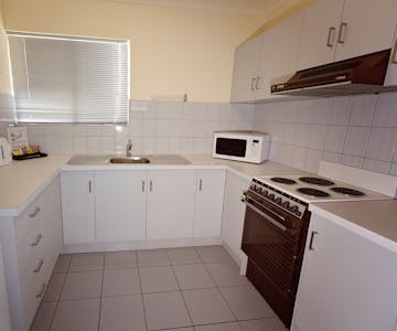 Kitchen Apartment White Lace Motor Inn Mackay