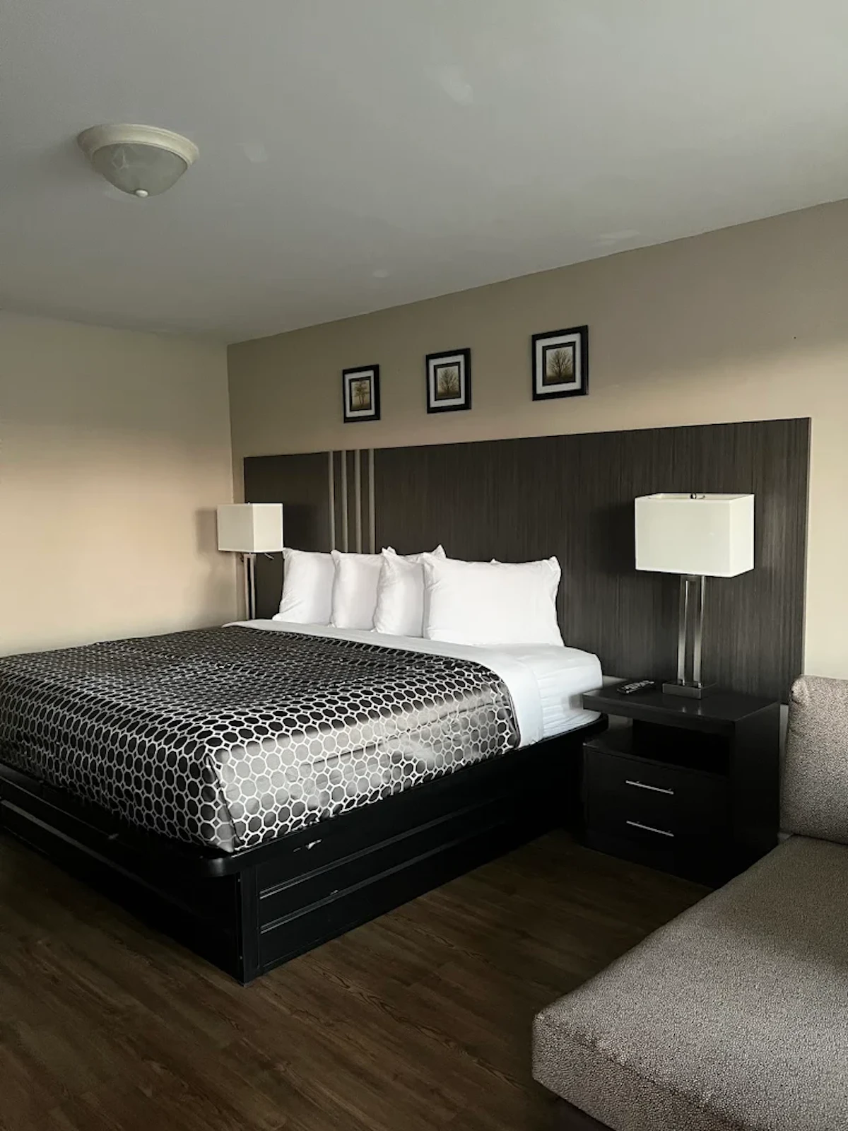 Lake Erie Lodge room for weekend travelers