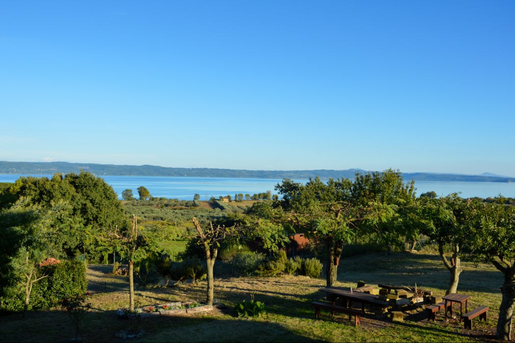 Il panorama e i giardini del Podere Fausto di La Fraschetta, sulle colline di Gradoli, vista Lago di Bolsena