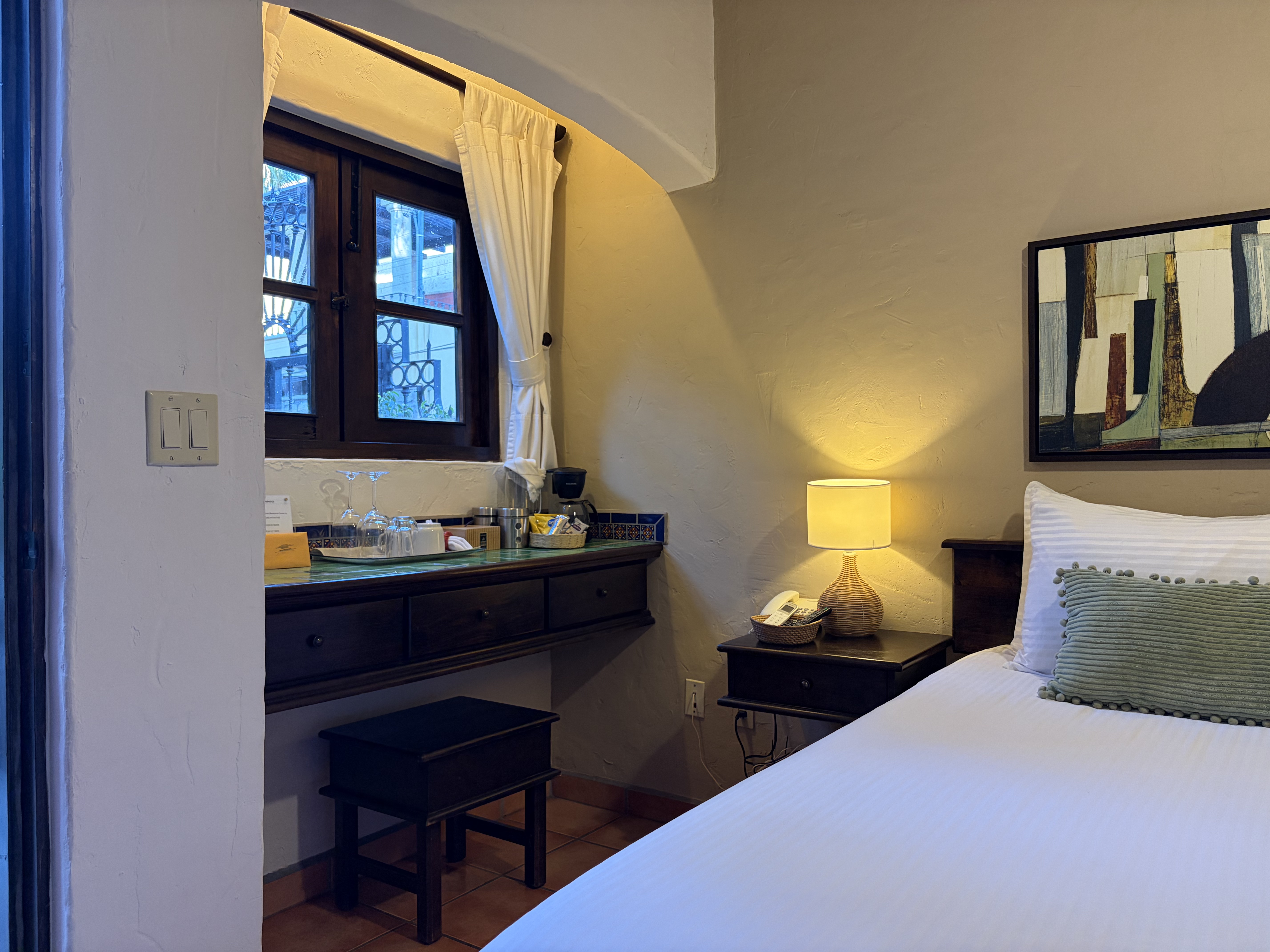 Standard room, 1 queen bed details.