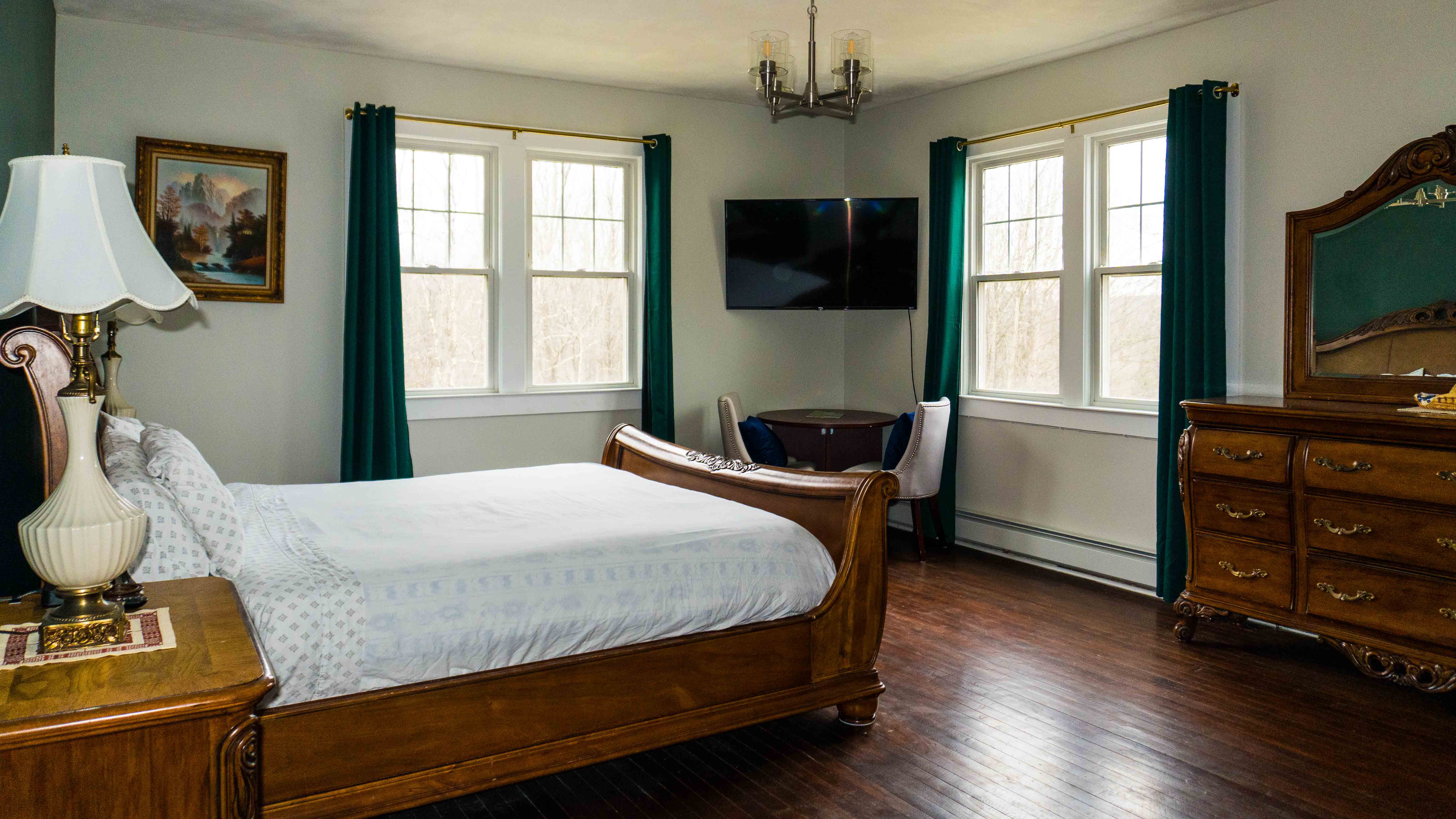 Ground Floor Extra Deluxe King | Kenoza Lake View Manor