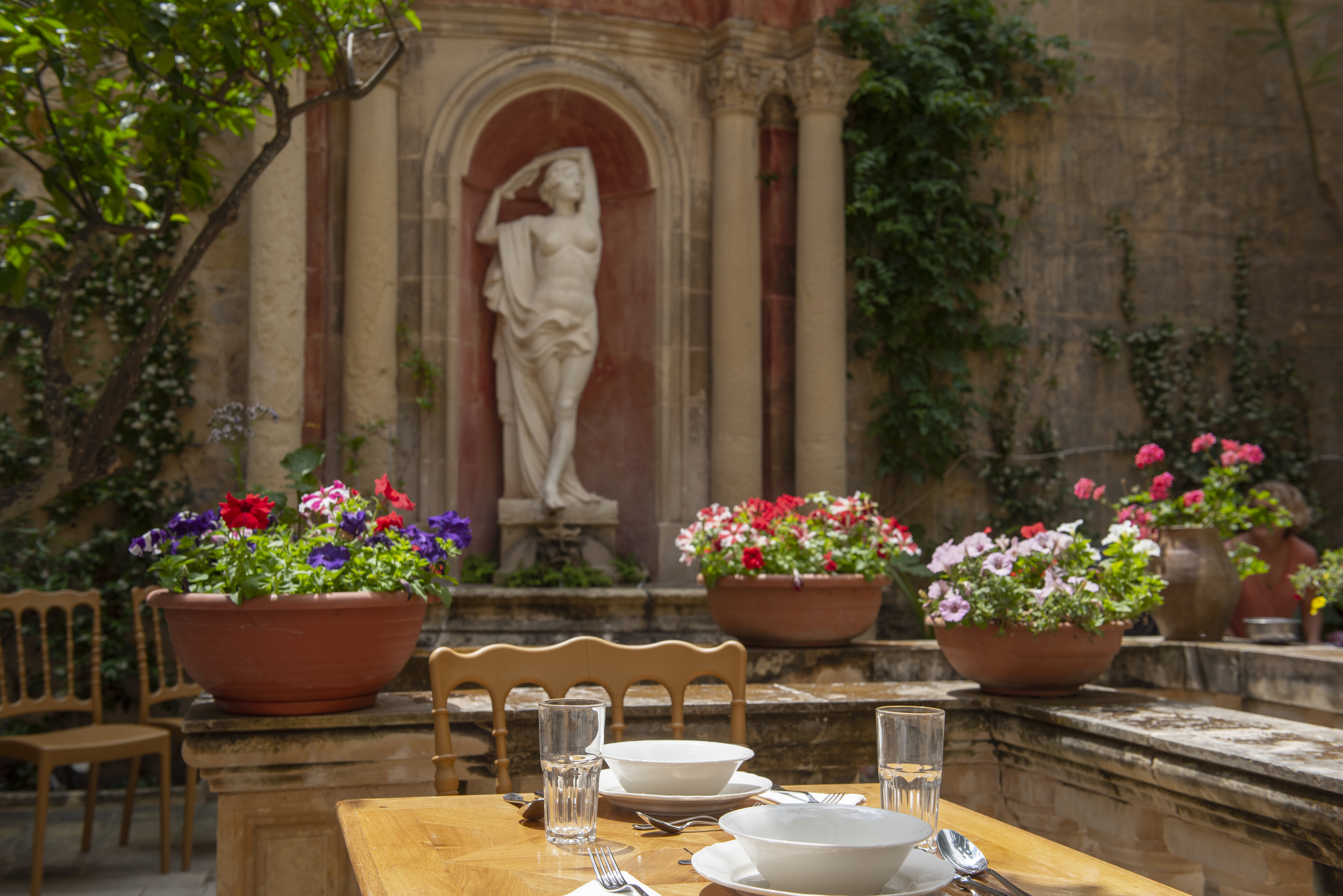 Breakfast in the garden at Casa Rocca Piccola