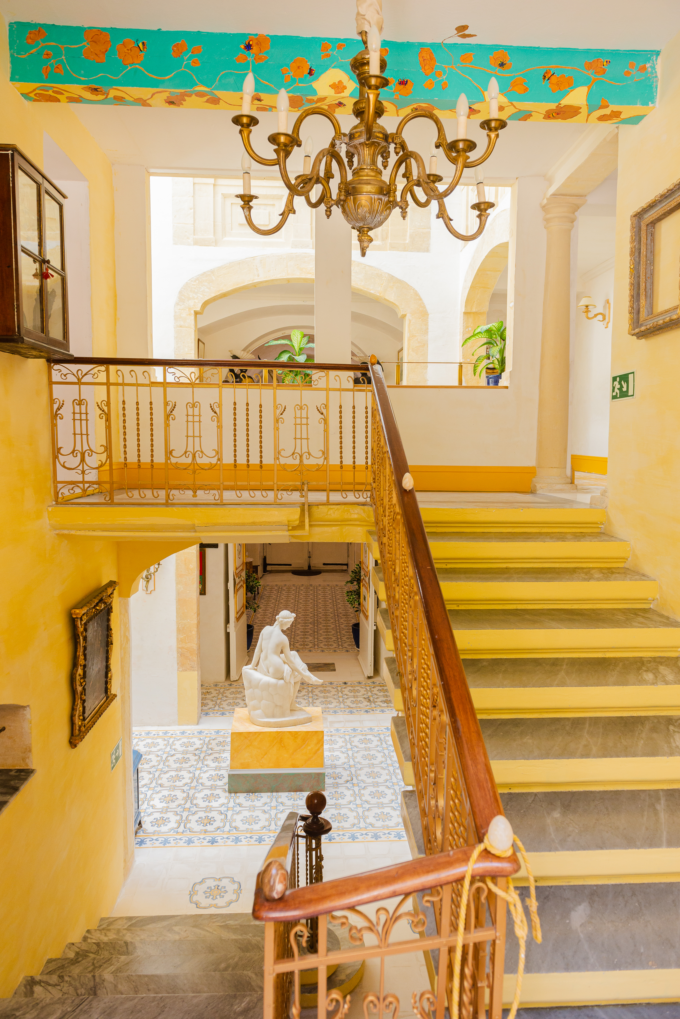 Stairs and Venus statue at Casa Rocca Piccola B&B