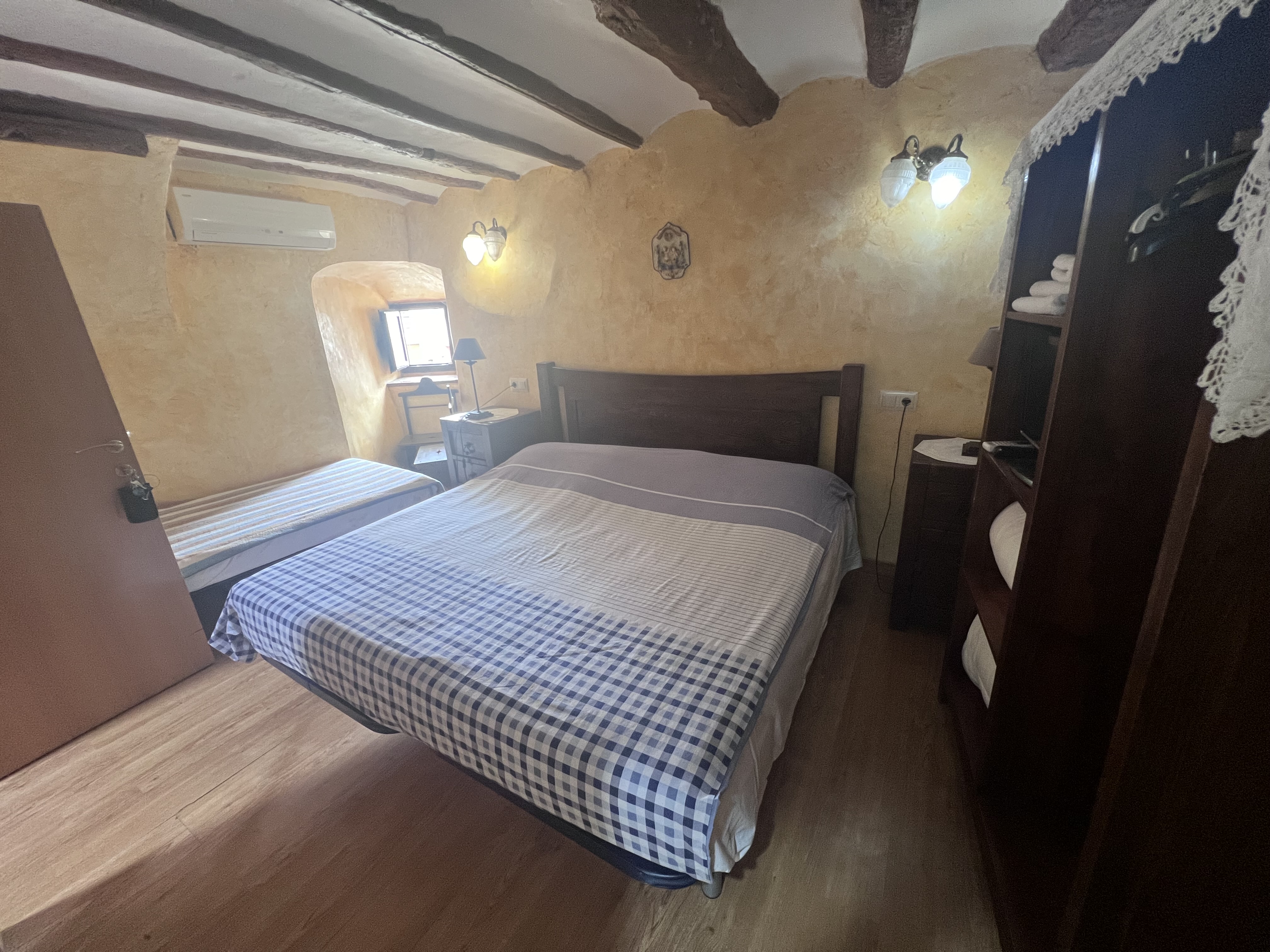 Lorca ensuite room With a cot (adult sized)