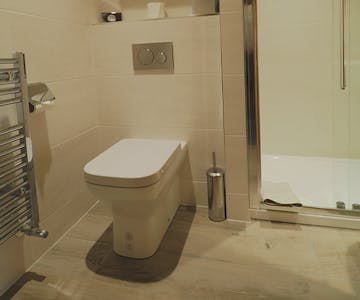 Toilet with shower in the Cabarfeidh Hotel