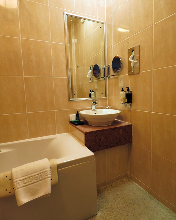 Bath and toilet in the bedrooms in the Cabarfeidh Hotel.