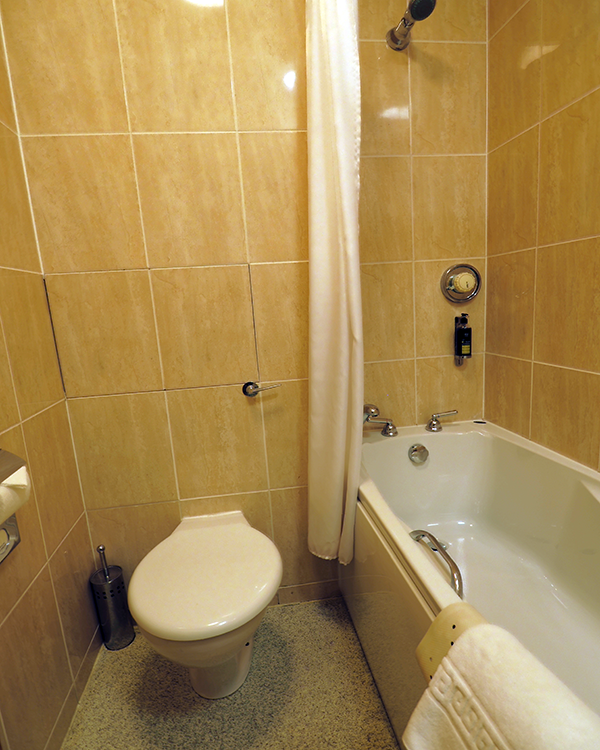 Bath and toilet in the bedrooms in the Cabarfeidh Hotel.