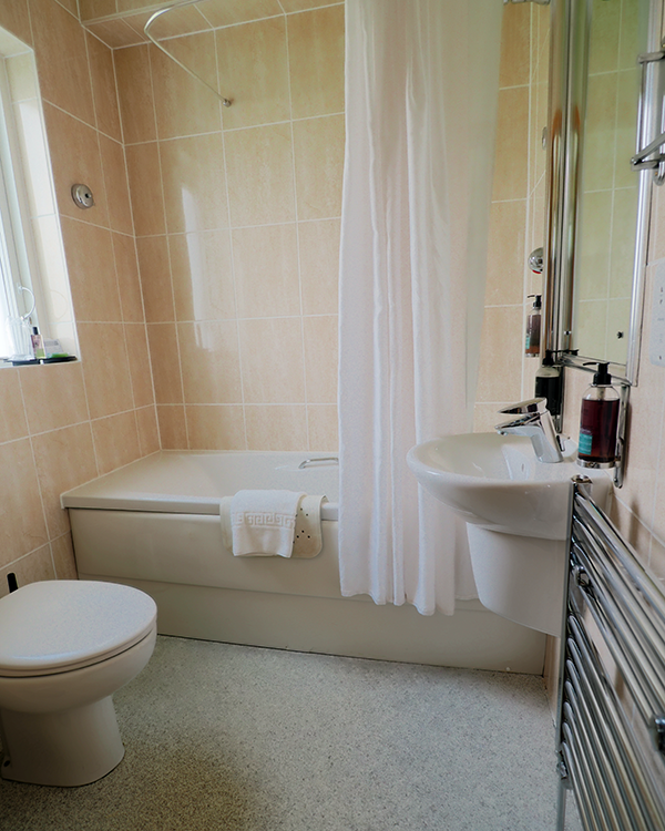 Bath and toilet in the bedrooms in the Cabarfeidh Hotel.