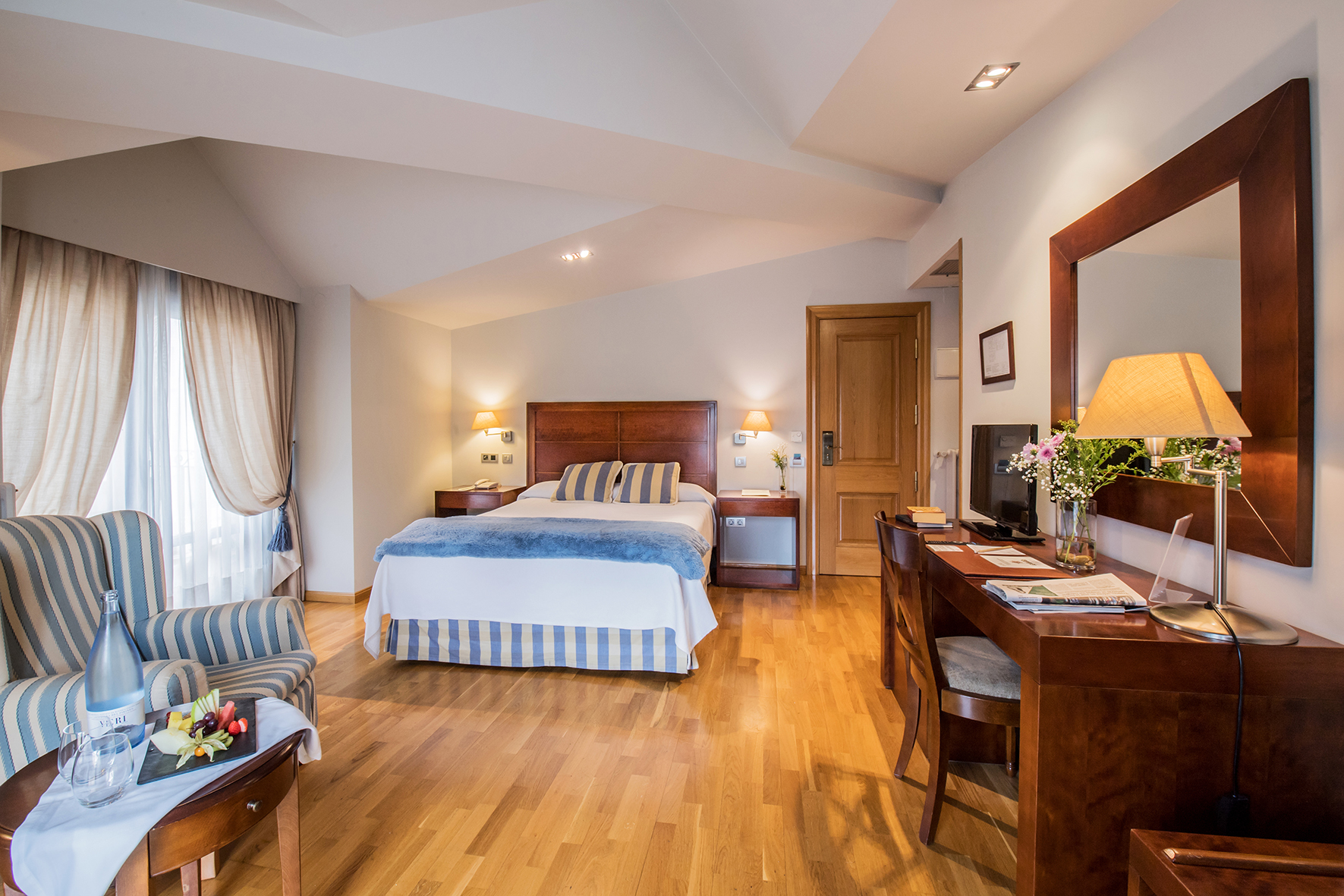 Habitación clásica con cama doble.