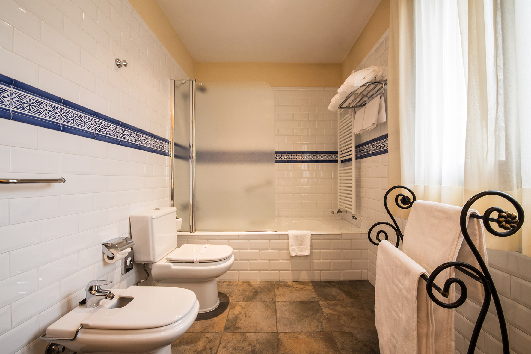 Baño de habitación clásica.