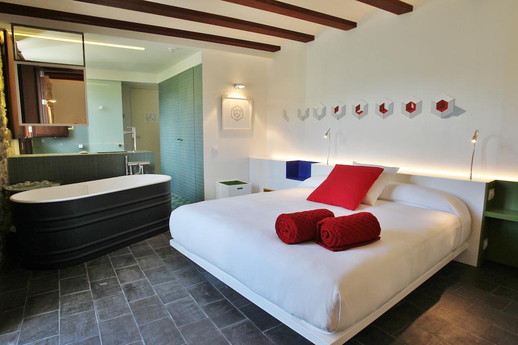 Junior Suite Cubículo, bed and bath