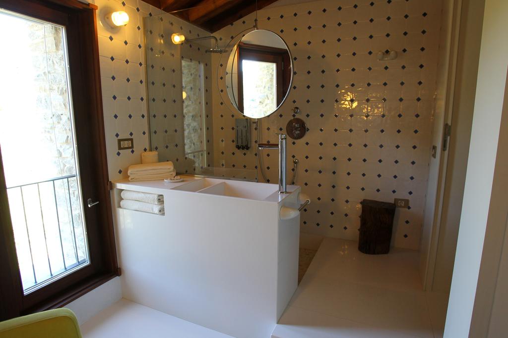 Junior Suite Recuerdos de viaje de Joan Tabique, shower