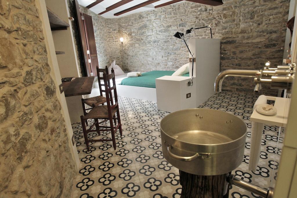 Double room Puntos Suspensivos, bed and sink