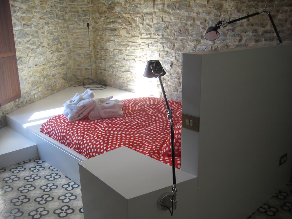 Double room Puntos Suspensivos, bed