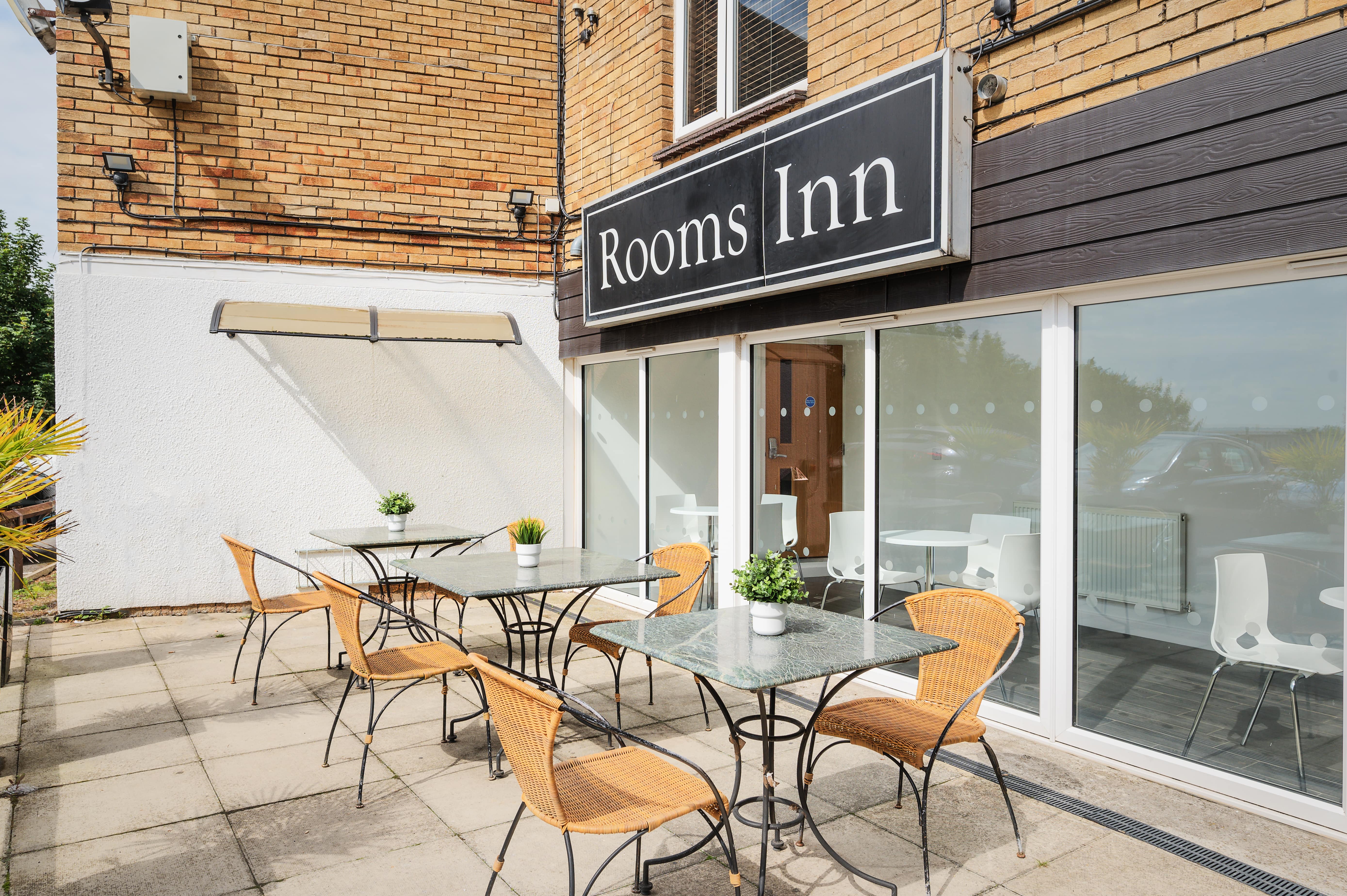 Rooms Inn Newcastle outdoor seating area