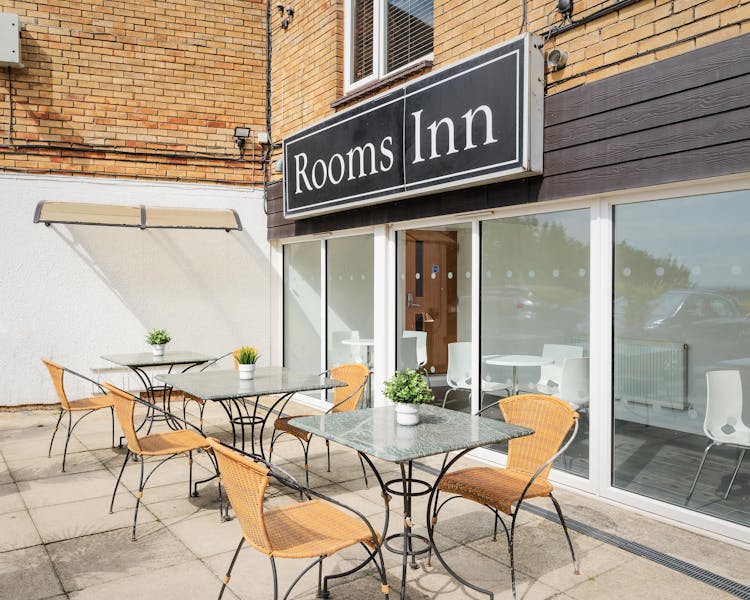 Rooms Inn Newcastle outdoor seating area