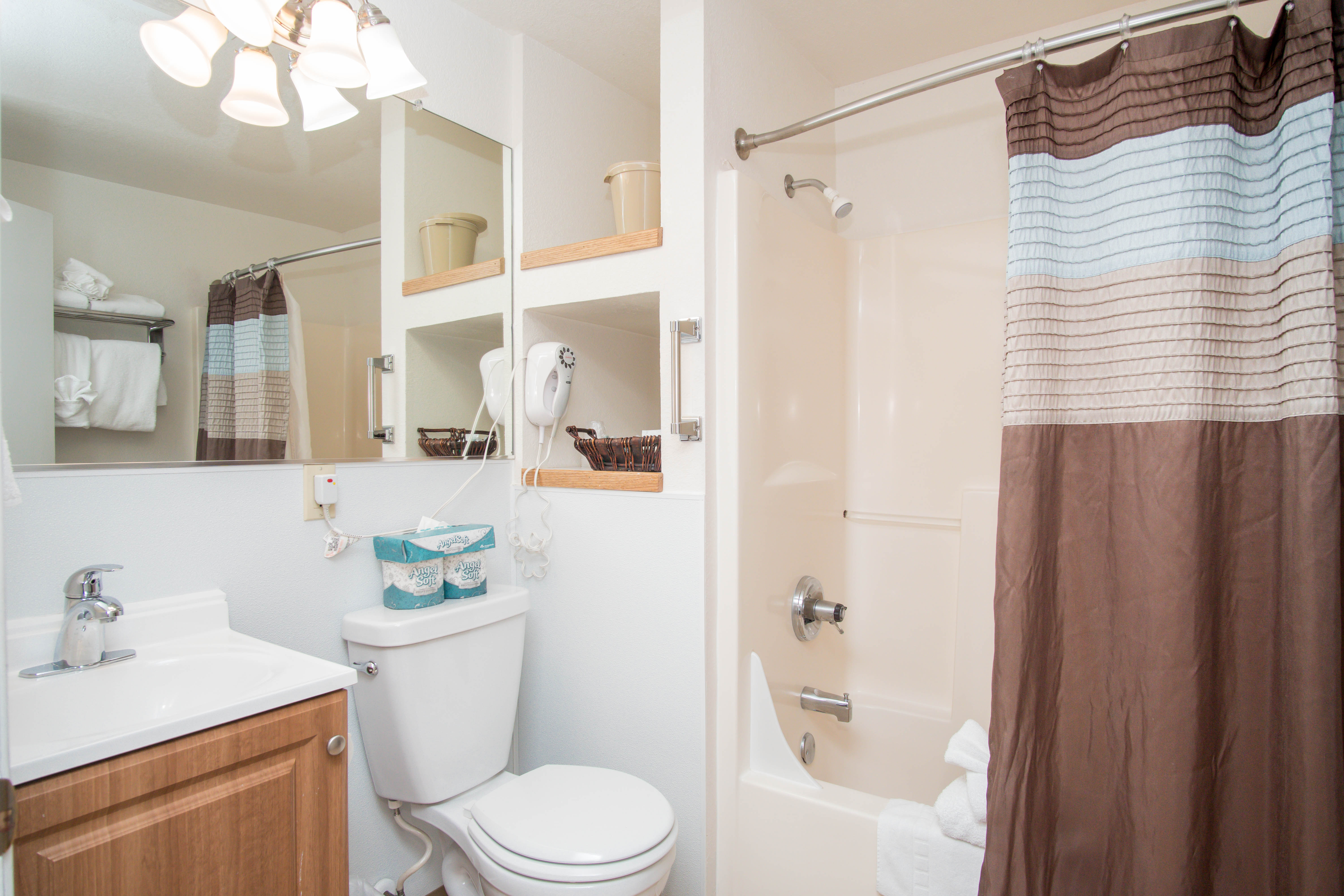 2 Queen Bed Studio #12 | Ecola Creek Lodge