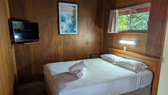 Cabin 6 - 1 bedroom, 1 queen , 2 bunks, Sleeps 6