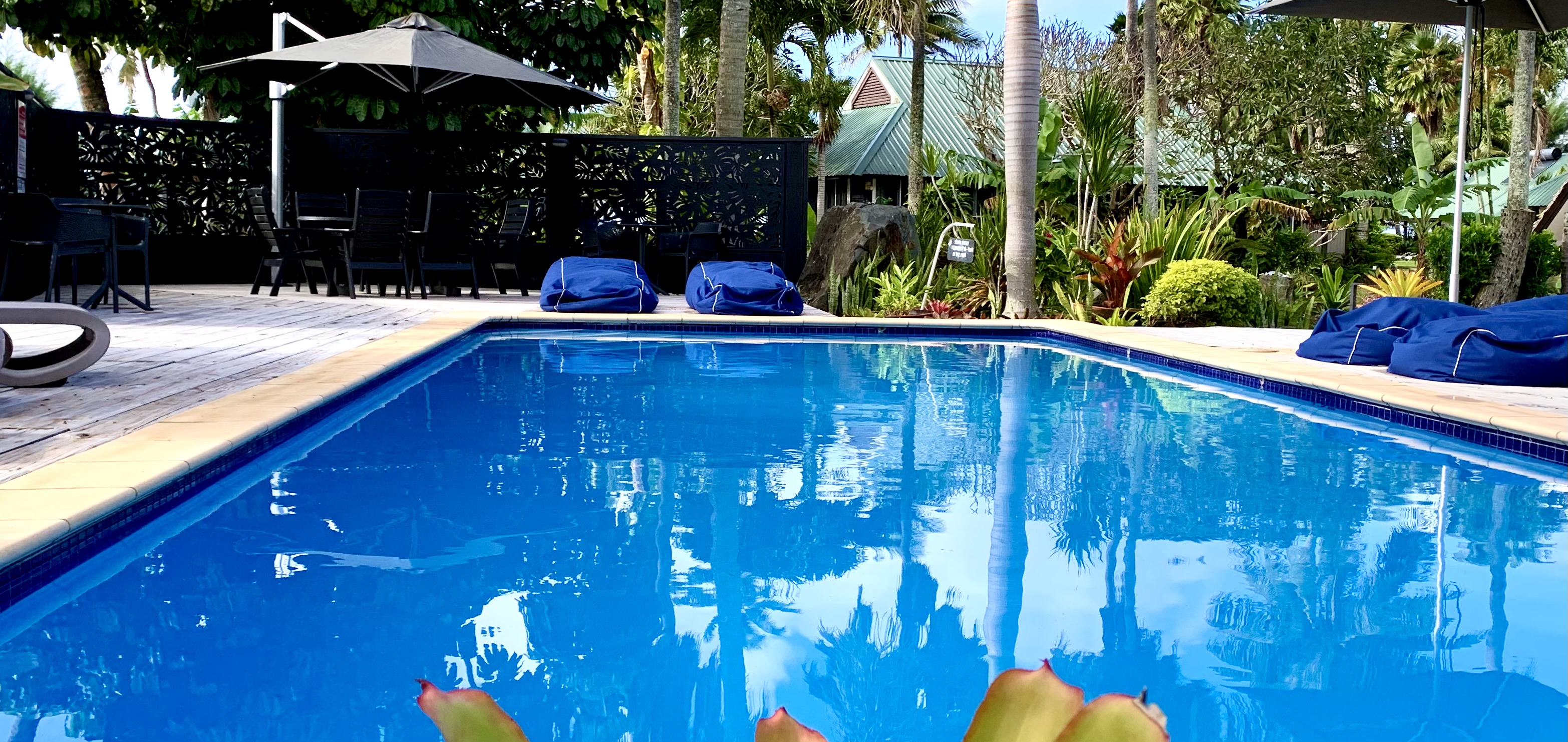 muri-beachcomber-rarotonga-pool-swimming-deck